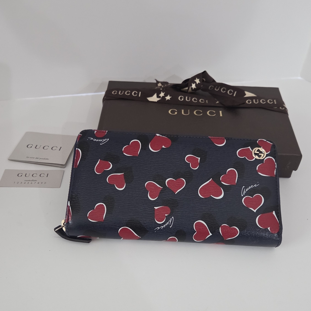Gucci Heartbeat Zip Around Wallet